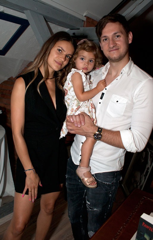 Paweł Leśniak z żoną i c&oacute;reczką